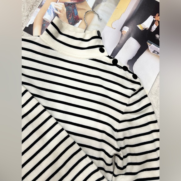 Suncoo Paris like new 🔥
Classic high-neck sweater in ecru and black stripes - Picture 13 of 15